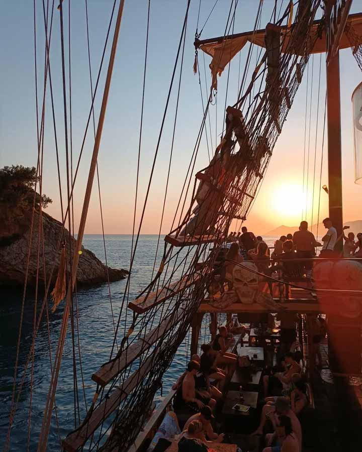 Rejs statkiem wyspa o zachodzie słońca w Serik